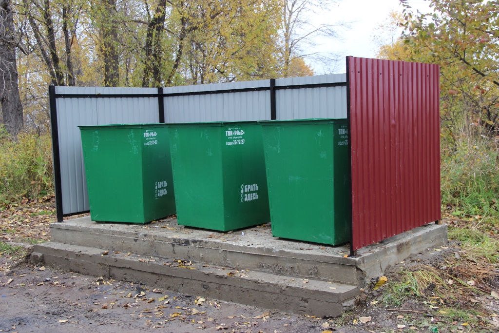 Площадка открытого типа для трех мусорных контейнеров